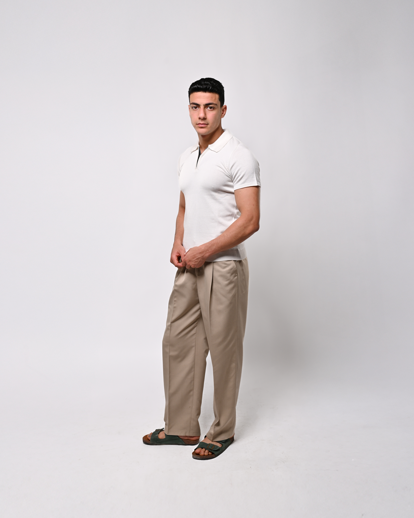 White T-shirt with a zipper