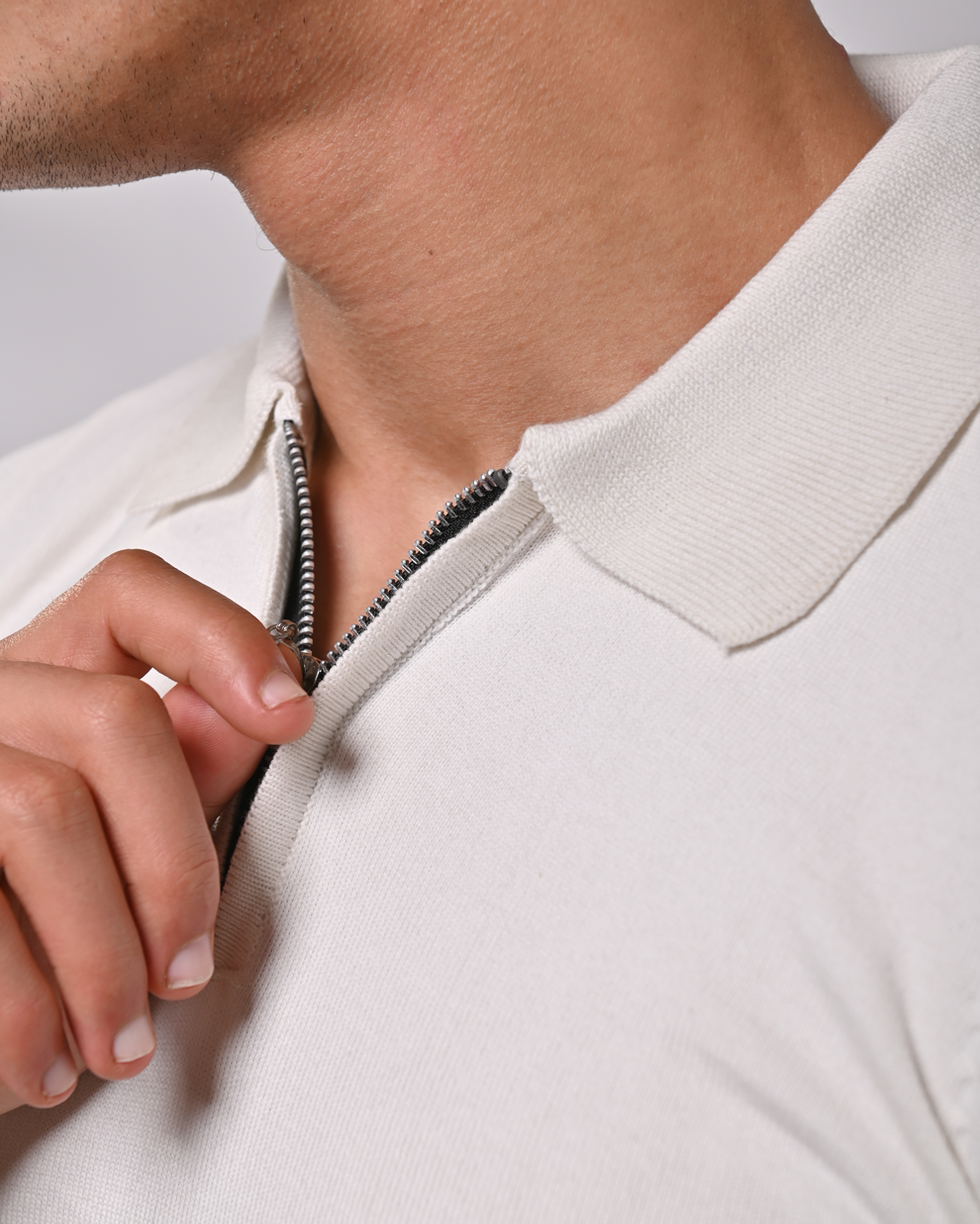 White T-shirt with a zipper