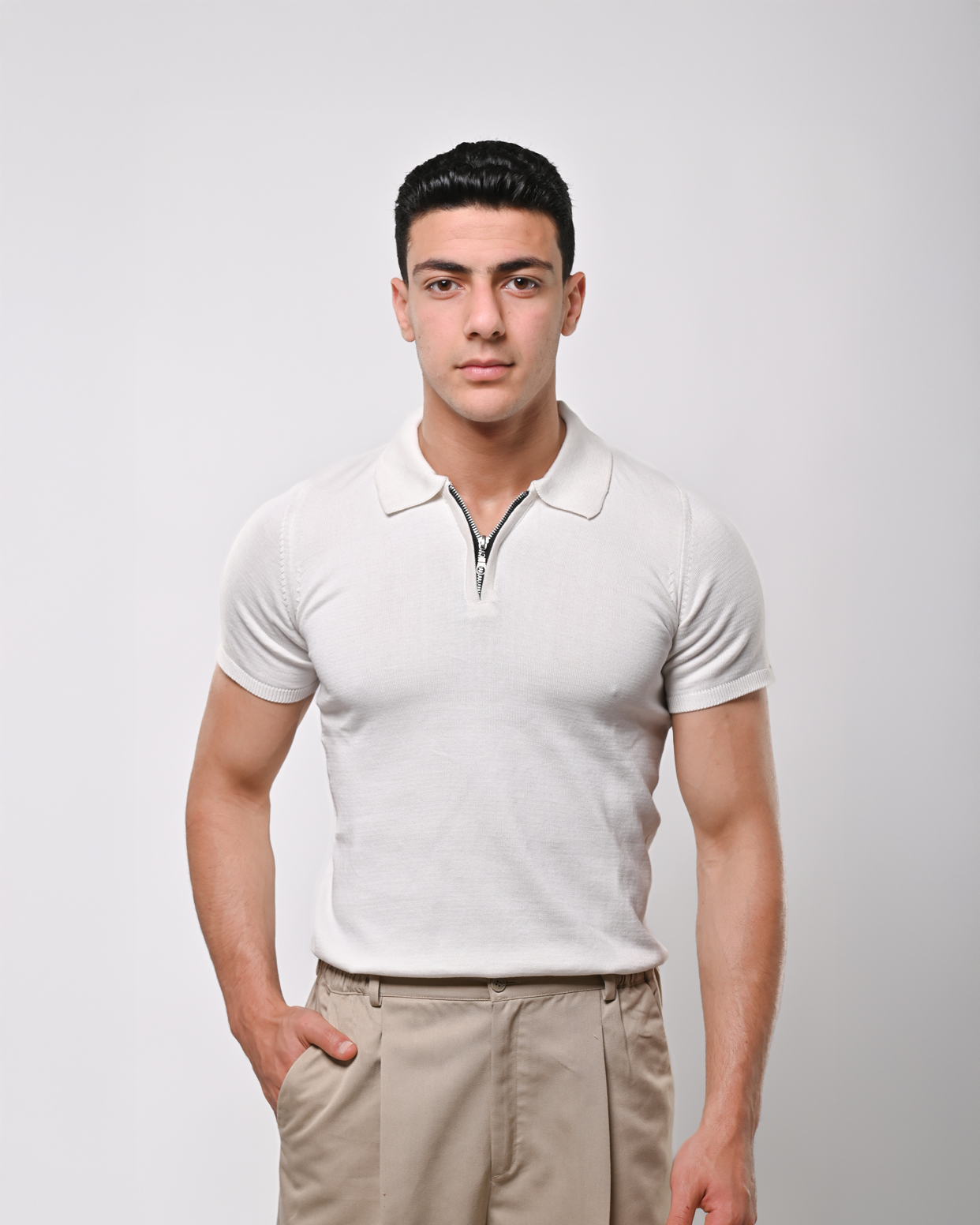White T-shirt with a zipper