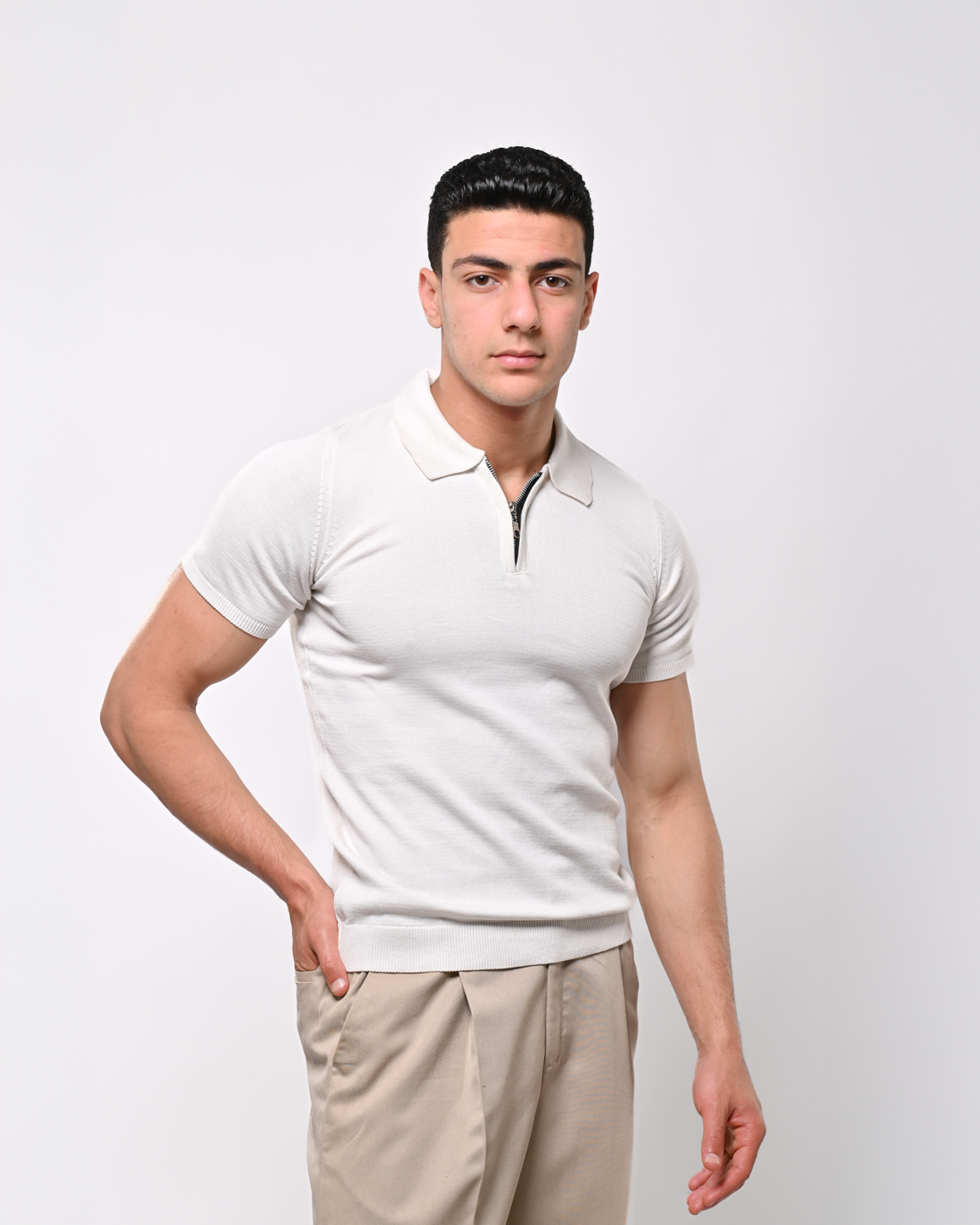 White T-shirt with a zipper
